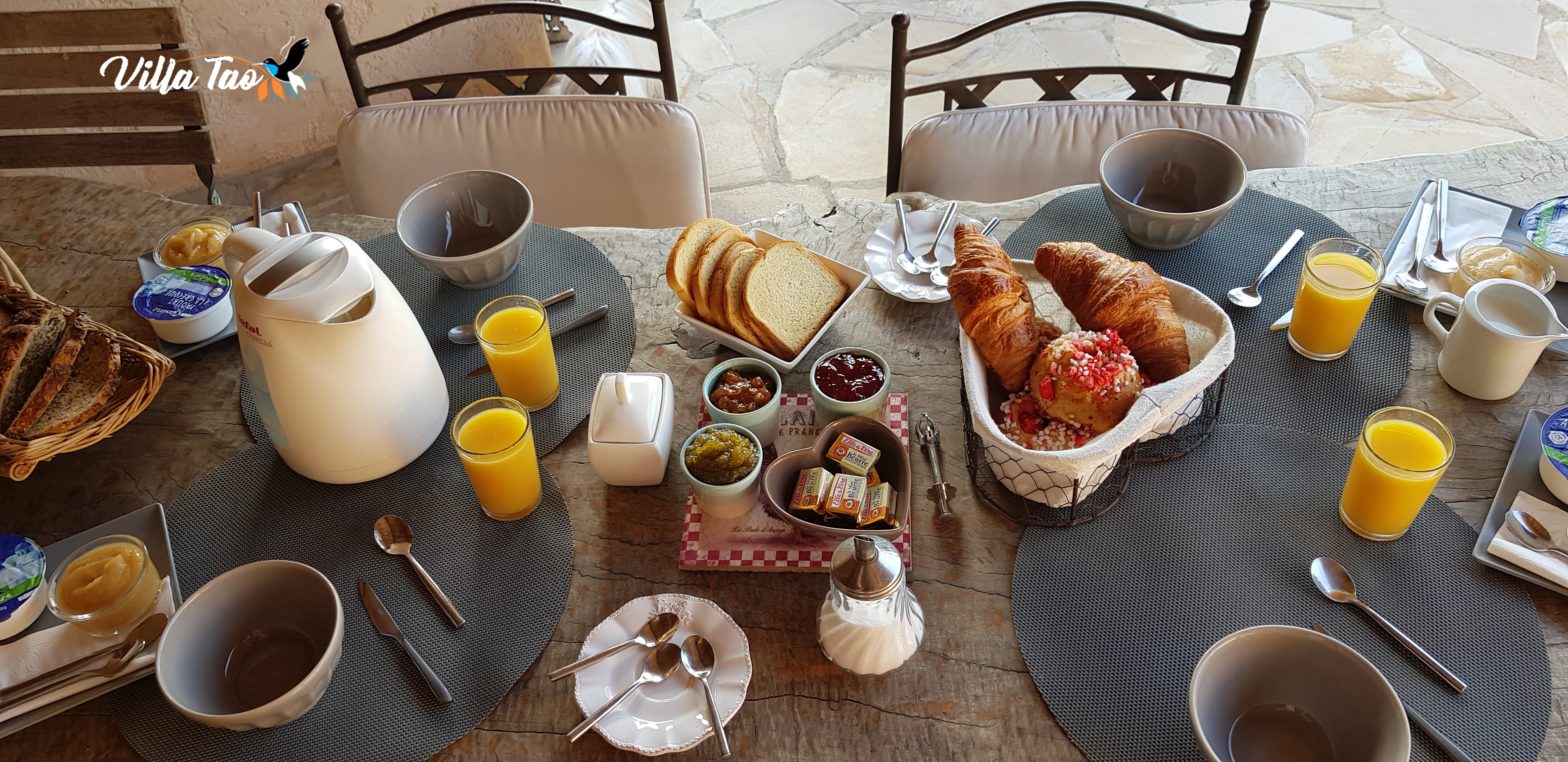 Petit déjeuner continental à la Villa Tao